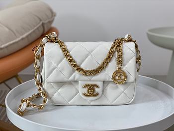 Chanel SMALL FLAP BAG Lambskin & Gold-Tone Metal White AS4012 20x13.5x5.5cm